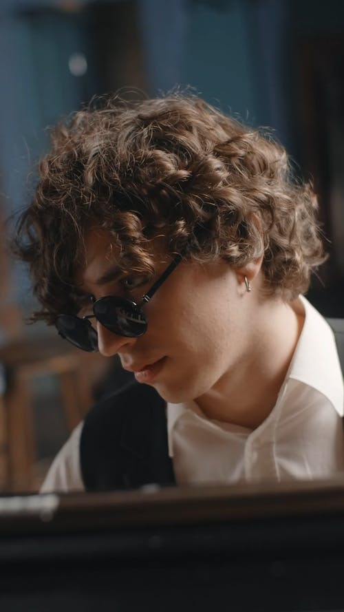 有关人, 垂直视频, 室内的免费素材视频