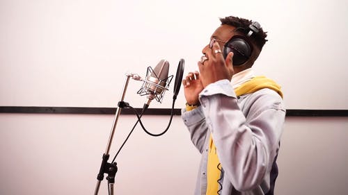 有关侧面图, 唱歌, 夹克的免费素材视频