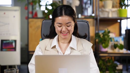 有关办公椅, 坐, 女人的免费素材视频