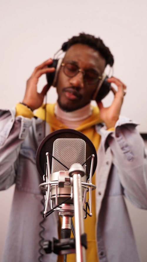 有关唱歌,垂直视频,耳机的免费素材视频