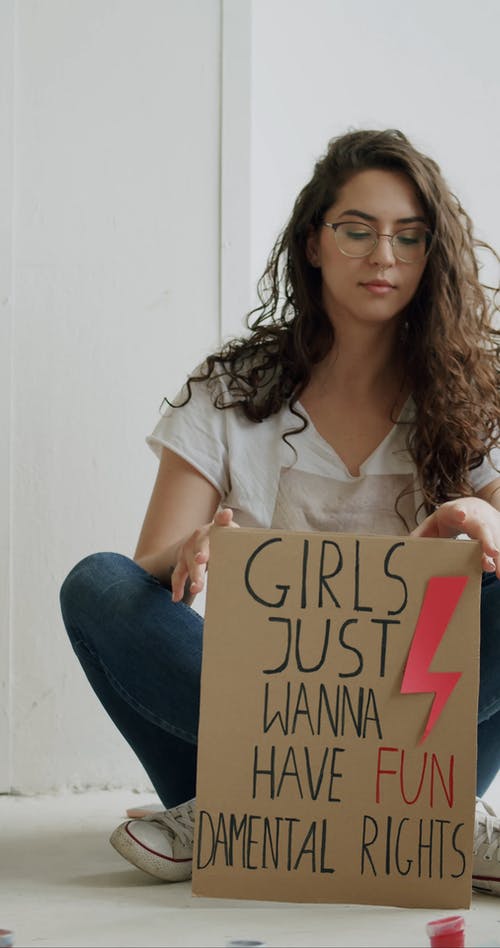 有关地板, 坐, 垂直视频的免费素材视频