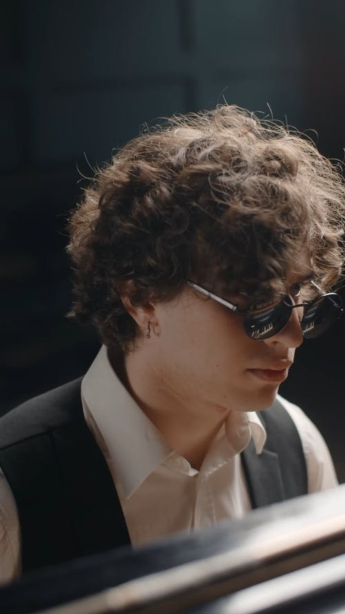 有关人, 垂直视频, 室内的免费素材视频