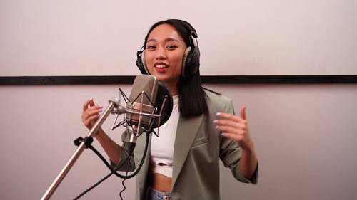 有关中空装, 唱歌, 录音工作室的免费素材视频