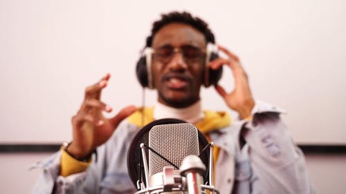 有关唱歌, 夹克, 录音工作室的免费素材视频