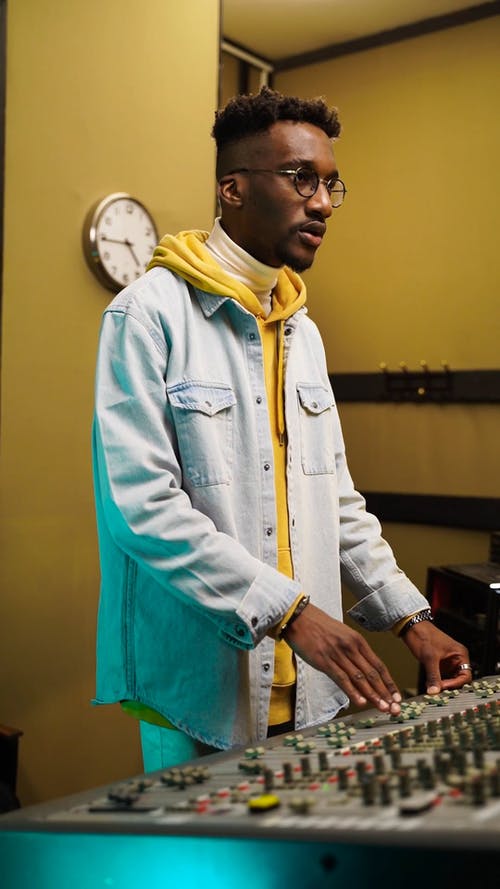 有关垂直视频, 录音工作室, 说话的免费素材视频