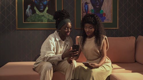 有关＃室内, 坐, 大笑的免费素材视频