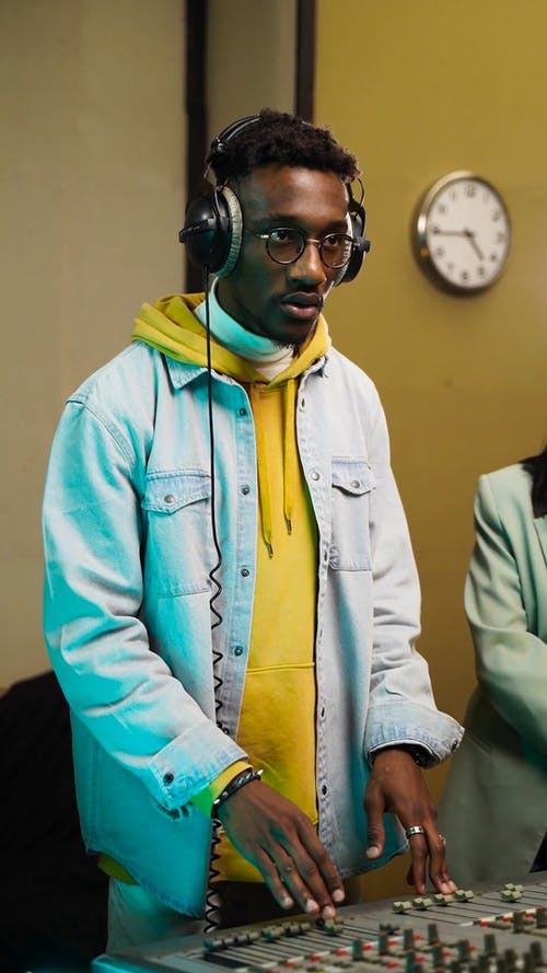 有关垂直视频, 耳机, 说话的免费素材视频