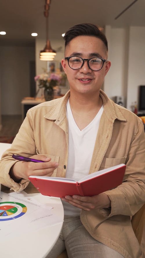 有关坐, 垂直视频, 写作的免费素材视频