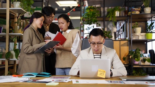 有关人,眼镜,笔记本电脑的免费素材视频