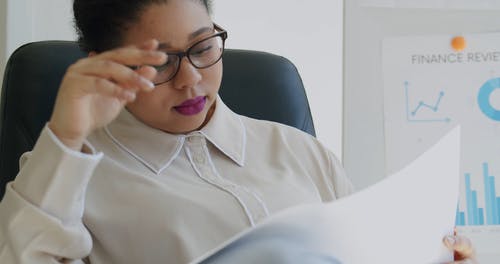 有关严肃, 坐, 女人的免费素材视频