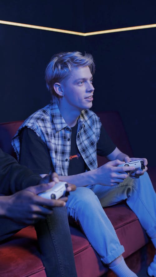 有关垂直视频, 室内, 打电动游戏的免费素材视频