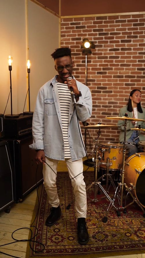 有关人, 唱歌, 垂直视频的免费素材视频