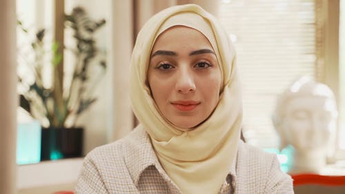 有关看着相机, 穆斯林的女人, 美女的免费素材视频