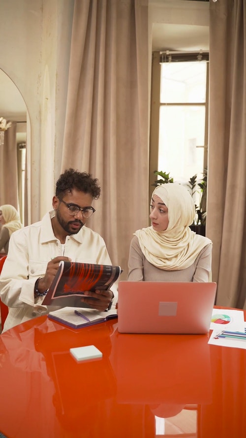 有关人,商量,垂直视频的免费素材视频