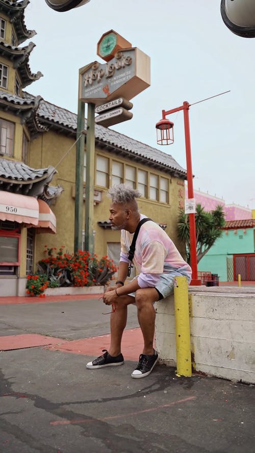 有关人, 坐, 垂直视频的免费素材视频