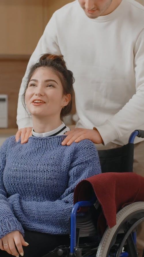 有关人, 坐, 垂直视频的免费素材视频