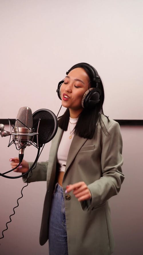 有关受挫, 唱歌, 垂直视频的免费素材视频