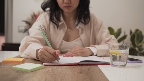 有关便利贴, 修剪指甲, 原子笔的免费素材视频