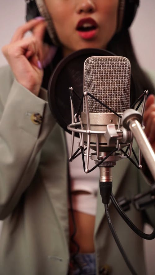 有关唱歌, 垂直视频, 女人的免费素材视频