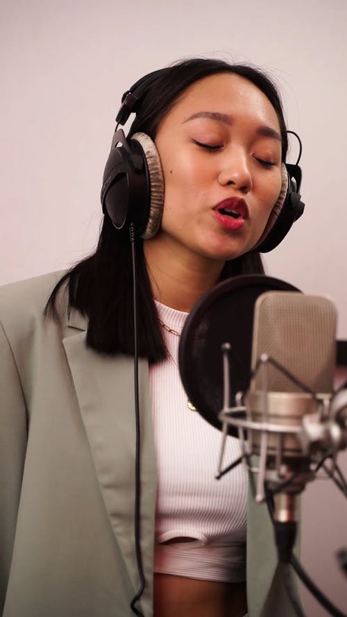 有关唱歌, 垂直视频, 女人的免费素材视频