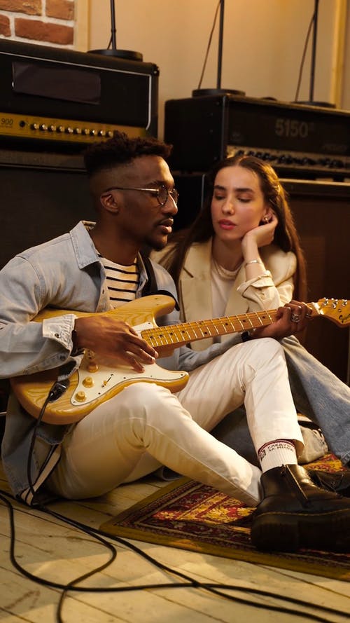 有关一对, 唱歌, 地板的免费素材视频