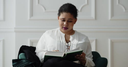 有关坐, 女人, 书的免费素材视频