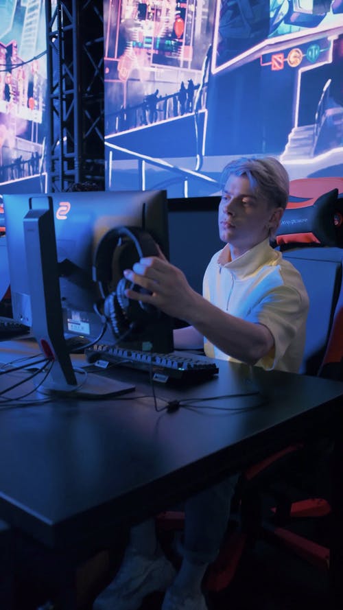 有关人, 严肃, 坐的免费素材视频