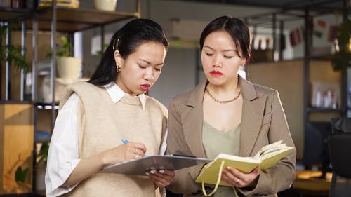 有关同事, 女性, 写字夹板的免费素材视频