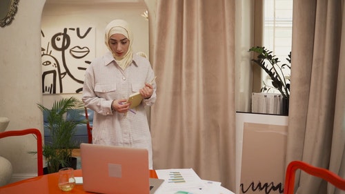 有关人,女人,室内的免费素材视频