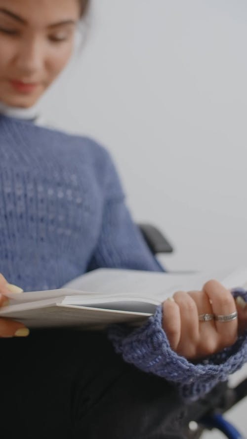 有关坐, 垂直视频, 女人的免费素材视频