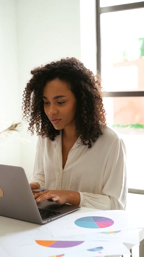 有关人, 坐, 垂直视频的免费素材视频