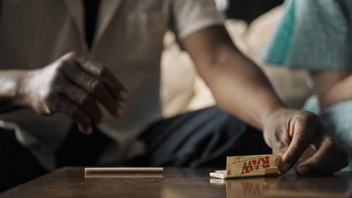 有关人, 坐, 大麻的免费素材视频