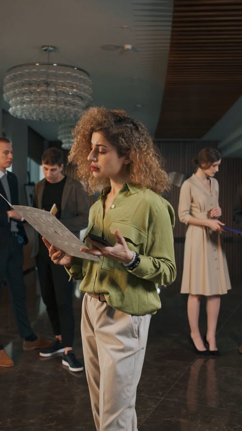 有关商业, 垂直视频, 女老板的免费素材视频