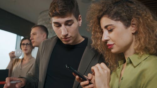 有关一起, 写作, 智慧手机的免费素材视频