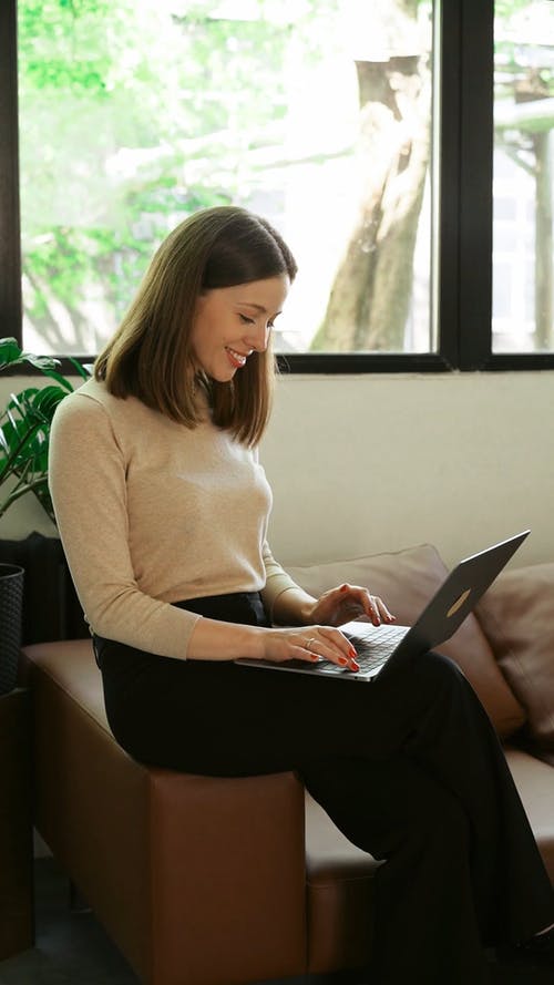 有关坐, 垂直视频, 室内的免费素材视频