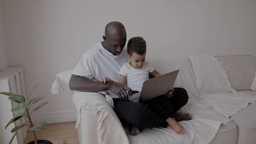 有关人, 儿子, 坐的免费素材视频