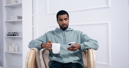 有关人, 内部, 单人沙发的免费素材视频