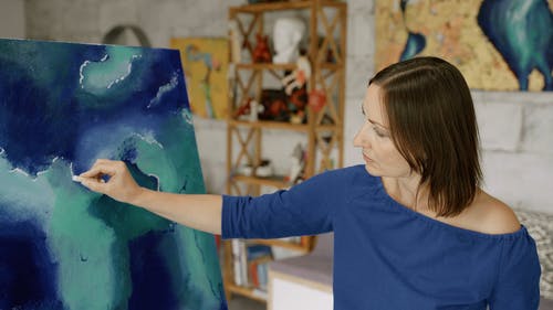 有关女人, 帆布, 抽象绘画的免费素材视频