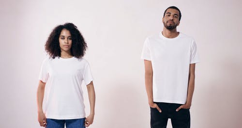 有关微笑, 看着对方, 看着相机的免费素材视频