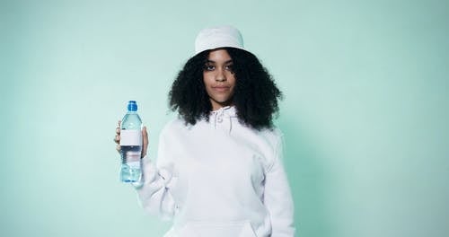 有关塑料瓶, 女人, 工作室拍摄的免费素材视频