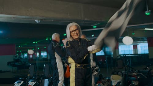 有关招手, 握住, 看着相机的免费素材视频