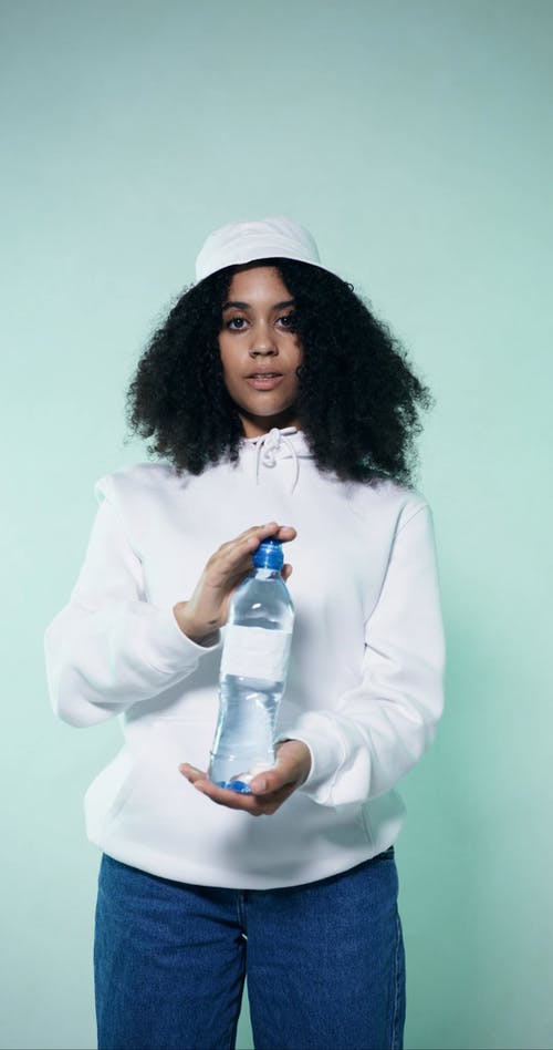 有关垂直视频, 塑料瓶, 女人的免费素材视频