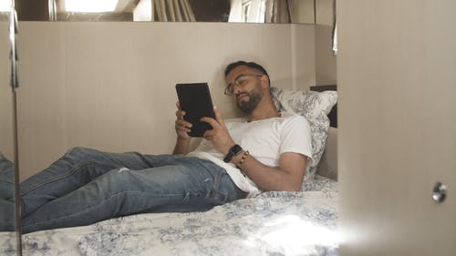 有关人, 床, 握住的免费素材视频