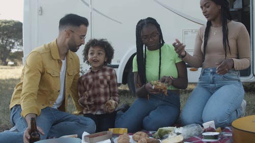 有关享受, 吃, 在地上的免费素材视频