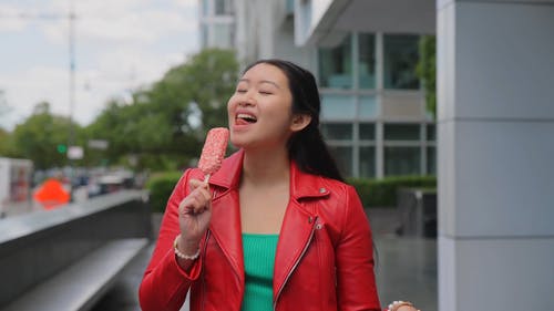 有关冰淇淋, 咬, 握住的免费素材视频
