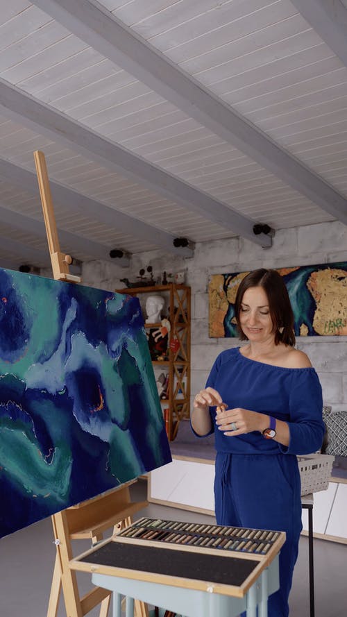 有关垂直视频, 女人, 室内的免费素材视频