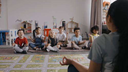 有关在地上, 坐下, 多样化的免费素材视频