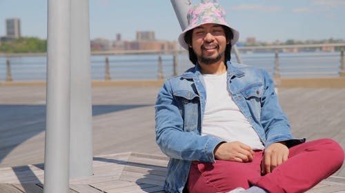 有关人, 坐, 帽子的免费素材视频