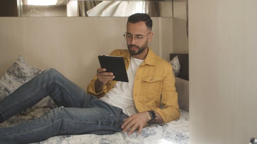 有关人, 床, 握住的免费素材视频