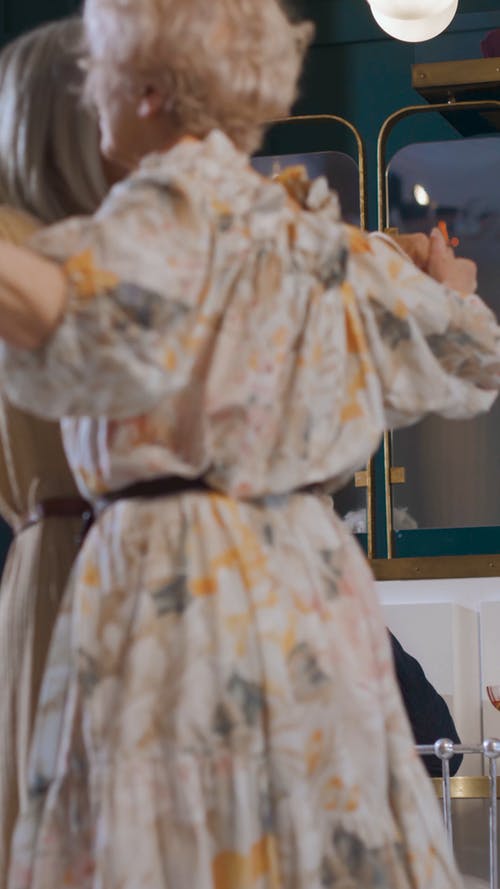 有关＃室内, 中景, 享受的免费素材视频